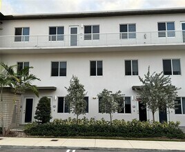 10270 NW 66th St in Doral, FL - Foto de edificio - Building Photo
