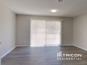 37618 12th St E in Palmdale, CA - Building Photo - Building Photo