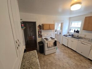 283 Lowell Ave, Unit #1 in Newton, MA - Building Photo - Building Photo