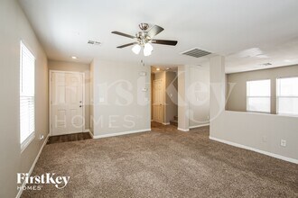 5013 Whistling Acres Ave, Unit G13 in Las Vegas, NV - Building Photo - Building Photo