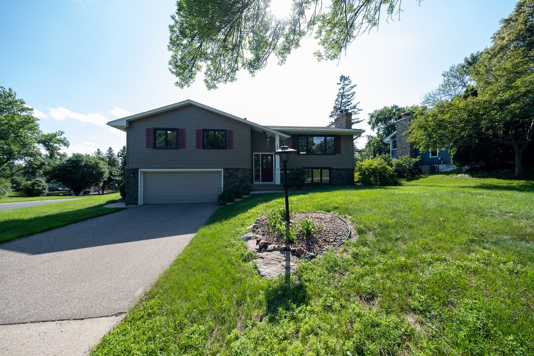 13124 Oakland Dr in Burnsville, MN - Building Photo