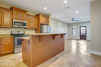 1000 Tulane Ave in Lafayette, LA - Building Photo - Building Photo