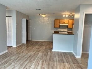 10263 Gandy Blvd N, Unit 413 in St. Petersburg, FL - Foto de edificio - Building Photo