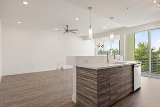 604 N Bluff Dr in Austin, TX - Building Photo - Building Photo