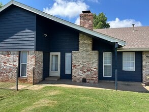 607 N Robin Way in Mustang, OK - Foto de edificio - Building Photo