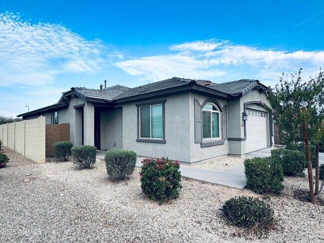 3729 S 64th Dr in Phoenix, AZ - Foto de edificio - Building Photo
