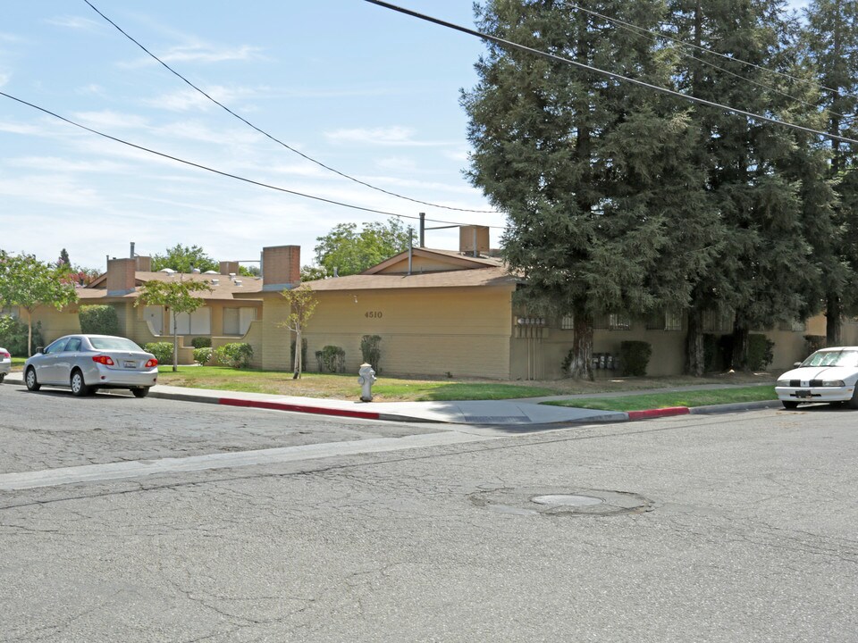 4510 E Sierra Madre Ave in Fresno, CA - Foto de edificio