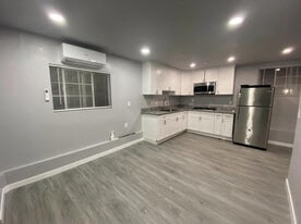 925 Hunter Ave, Unit Detached Front House in Santa Ana, CA - Building Photo