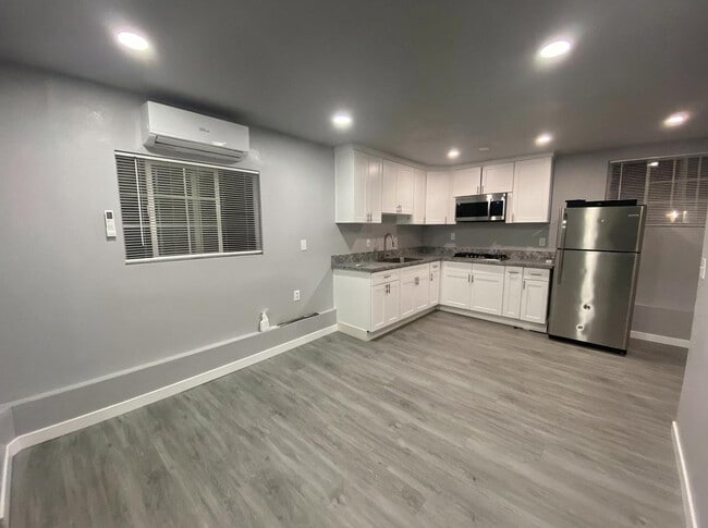 925 Hunter Ave, Unit Detached Front House