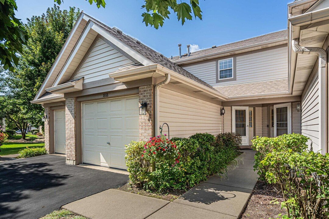 1868 Grove Ave in Schaumburg, IL - Building Photo