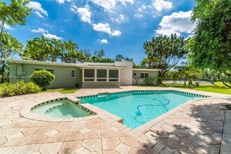 7500 SW 75th St in Miami, FL - Foto de edificio - Building Photo