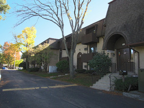 Ravenswood Apartments in Toledo, OH - Building Photo - Building Photo