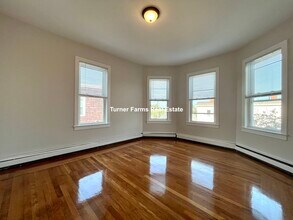 102 Buttonwood St, Unit 3 in Boston, MA - Building Photo - Building Photo