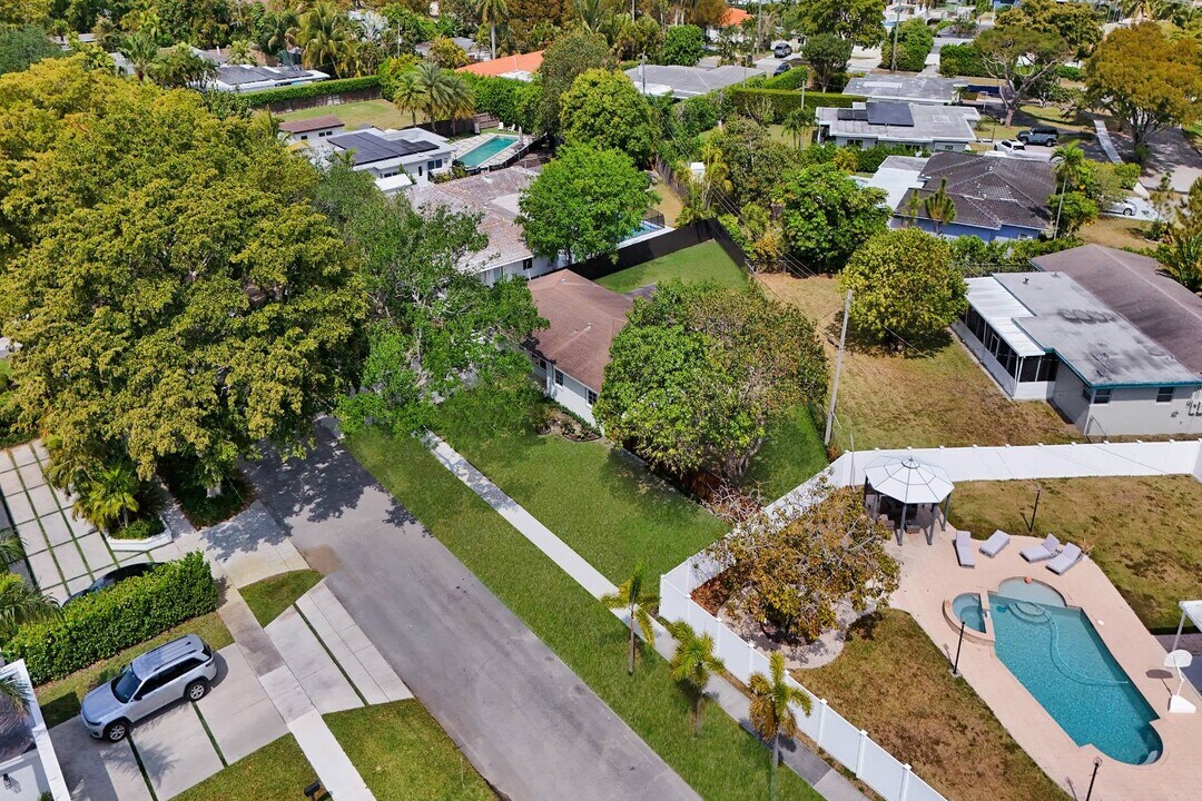 2125 Alamanda Dr in North Miami, FL - Building Photo