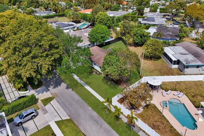 property at 2125 Alamanda Dr