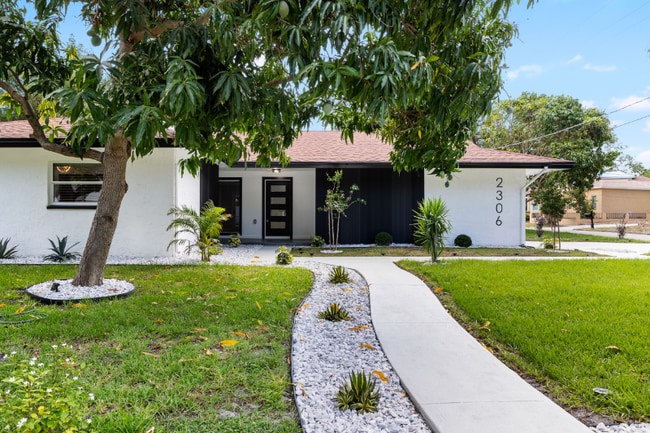 2306 S San Jose Cir in Tampa, FL - Foto de edificio - Building Photo