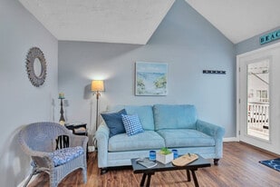 14 Jones Ave in Hampton, NH - Building Photo
