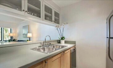 950 N Kings Rd, Unit 346 in West Hollywood, CA - Building Photo - Building Photo