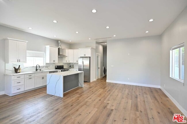 6961 Balcom Ave in Los Angeles, CA - Building Photo - Building Photo