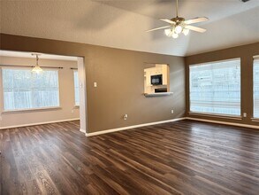 4006 Hunnington Dr in Conroe, TX - Building Photo - Building Photo