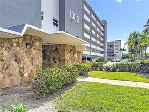 1000 NE 14th Ave in Hallandale Beach, FL - Building Photo - Building Photo