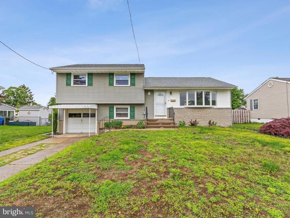 11 Sycamore Dr in Burlington, NJ - Building Photo