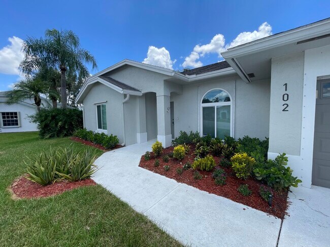 102 Greenwood Pl in Royal Palm Beach, FL - Foto de edificio - Building Photo
