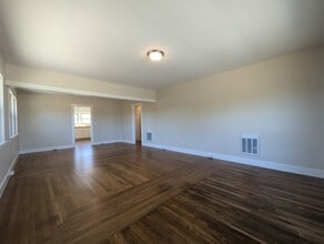 211 Freitas Rd in Hollister, CA - Foto de edificio - Building Photo