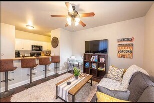 1123 S Tottenham Ct in Fayetteville, AR - Building Photo