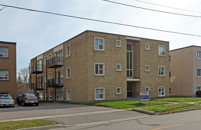 105 Craydon Rd in Whitby, ON - Building Photo - Building Photo