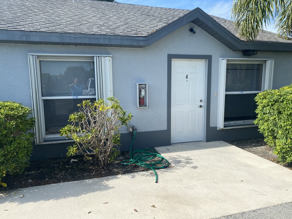 512 SE 6th St, Unit Apt#1 in Cape Coral, FL - Foto de edificio