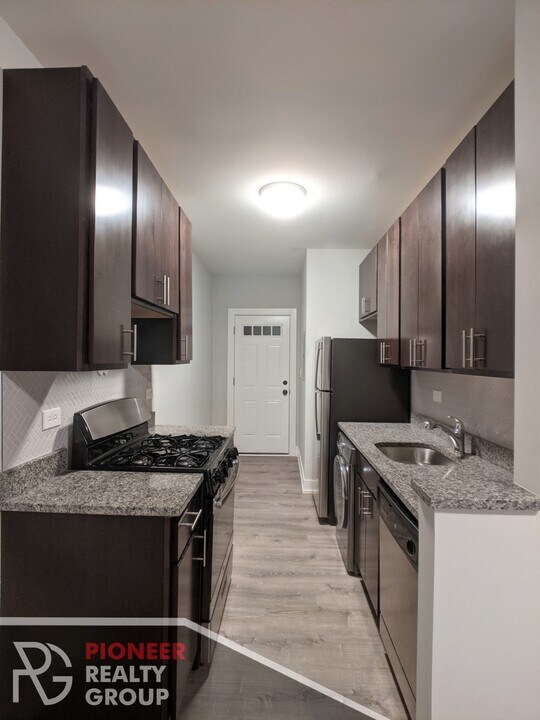 711 W Brompton Ave in Chicago, IL - Building Photo