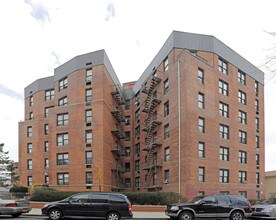 530 Briar Pl in Far Rockaway, NY - Building Photo - Building Photo
