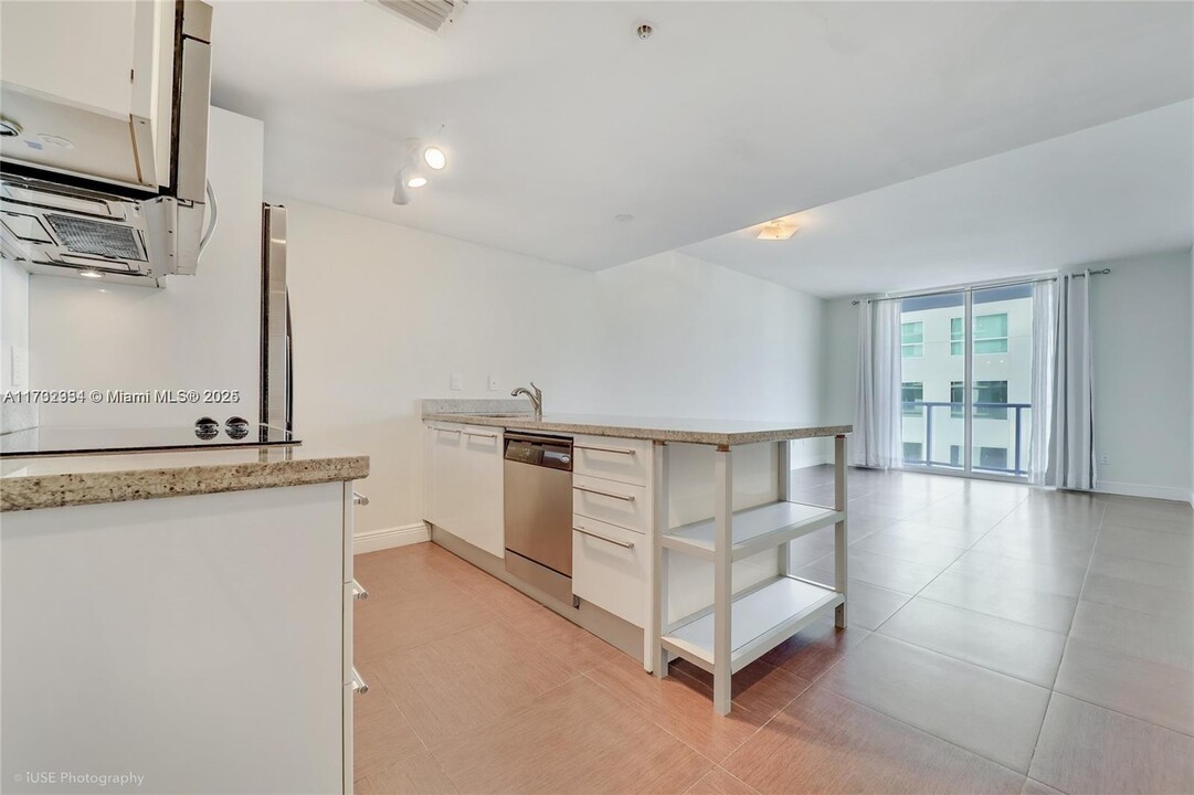 185 SW 7th St, Unit 1404 in Miami, FL - Building Photo