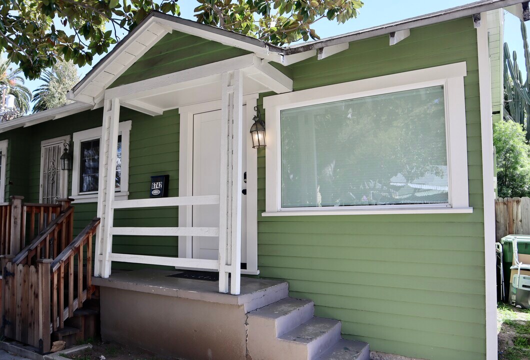 6742 De Longpre Ave in Los Angeles, CA - Foto de edificio