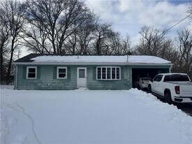 22 Overhill Rd in Warren, RI - Building Photo