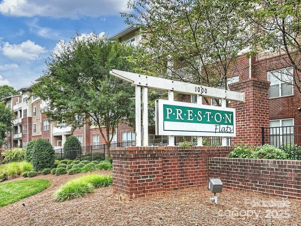 1000 E Woodlawn Rd in Charlotte, NC - Building Photo