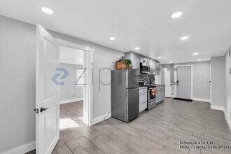 9402 N 16th St in Tampa, FL - Foto de edificio - Building Photo