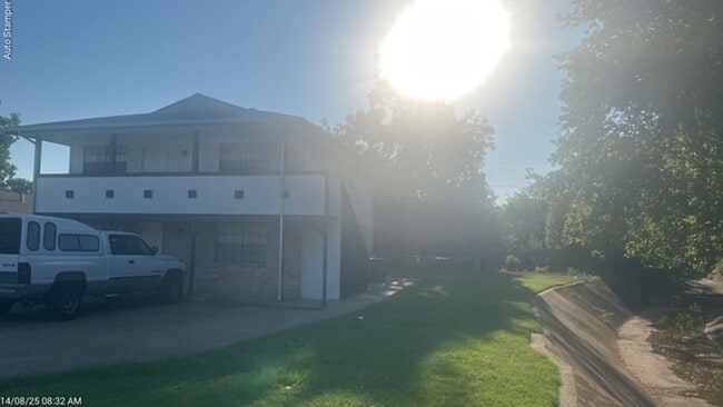 607 N Elm St in Arlington, TX - Foto de edificio - Building Photo