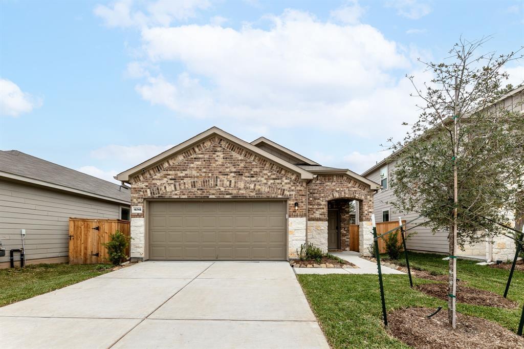 16745 Oak Bough Dr in Conroe, TX - Building Photo