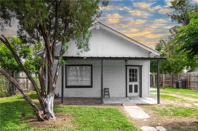 property at 606 E Kelly Ave