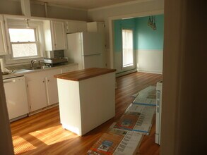 76 Main St, Unit 2 in Canton, ME - Foto de edificio - Building Photo