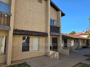 2434 E Waltann Ln in Phoenix, AZ - Building Photo - Building Photo