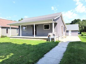 504 Decorah Ave, Unit 1 in Decorah, IA - Building Photo