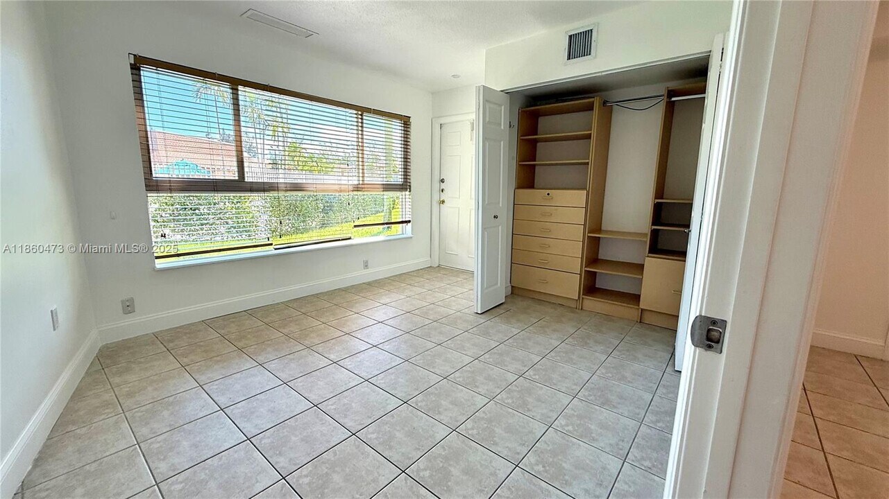 7470 Miami Lakes Dr in Miami Lakes, FL - Building Photo