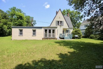 6 Cottage Pl in Allendale, NJ - Building Photo - Building Photo