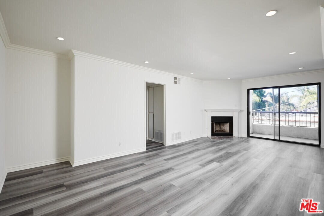 909 Croft Ave in Los Angeles, CA - Building Photo