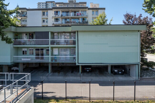 15318 N Bluff Rd in White Rock, BC - Building Photo - Building Photo
