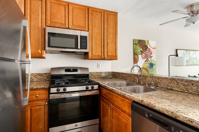 Woodland Trio Apartments in North Hollywood, CA - Foto de edificio - Building Photo