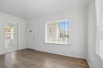 103 E Tamarack Ave in Inglewood, CA - Building Photo - Building Photo